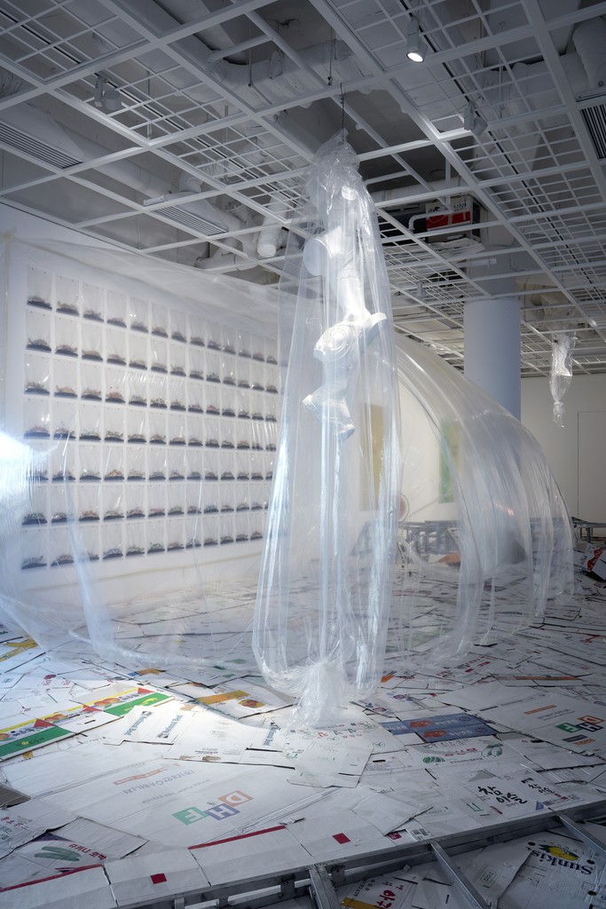 Lee Bul, Majestic Splendor, 2016. Installation view of "Connect 1: Still Acts" at Art Sonje Center, 2016. Photo: Sang-tae Kim
Lee Bul, Majestic Splendor, 2016. Installation view of "Connect 1: Still Acts" at Art Sonje Center, 2016. Photo: Sang-tae Kim