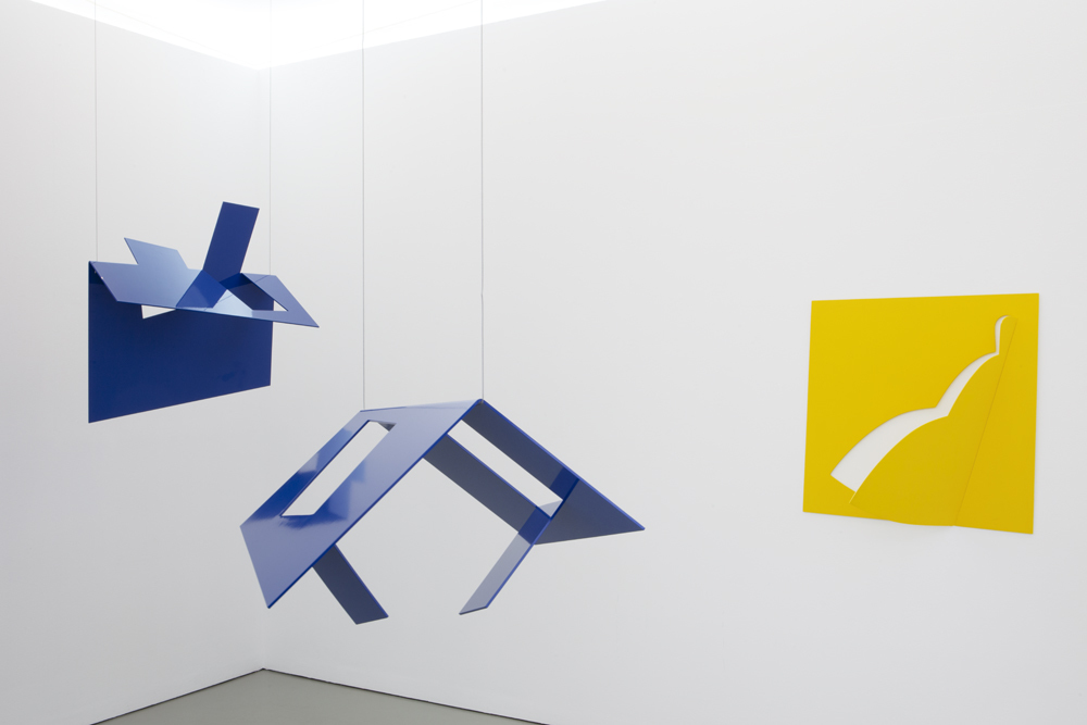 Left: 'Dach / Roof' from 2017, front: 'Haus / House' (2017), and yellow wall sculpture: 'Derwisch / Dervish' from 1988; Photo: Lukas Heibges Left: 'Dach / Roof' from 2017, front: 'Haus / House' (2017), and yellow wall sculpture: 'Derwisch / Dervish' from 1988; Photo: Lukas Heibges