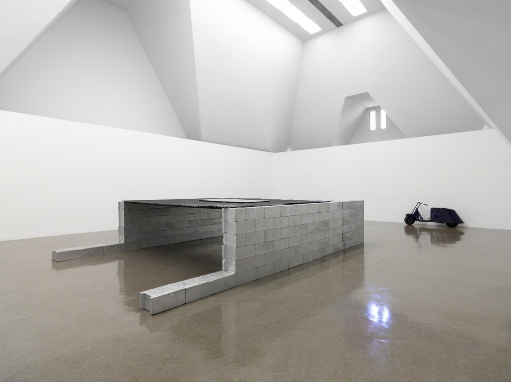 ROBERT GROSVENOR, UNTITLED, 1989-90. PHOTO BY TOM VAN EYNDE. ROBERT GROSVENOR, UNTITLED, 1989-90. PHOTO BY TOM VAN EYNDE.