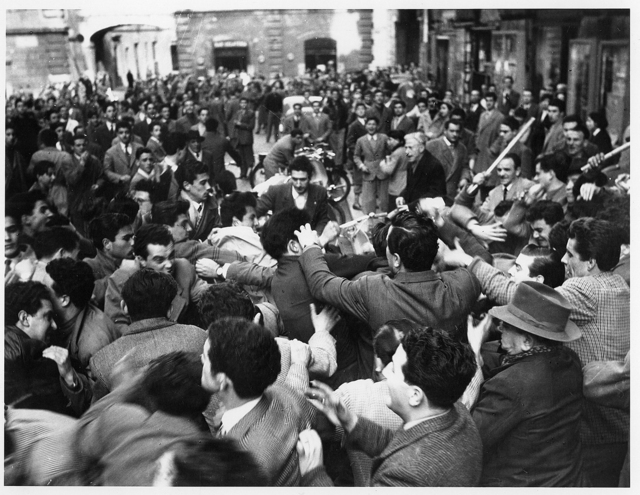 Tazio Secchiaroli, ‘Clash between Unita's workers and young fascists’, 1953, Photography, 80s print, gelatin silver bromide, Bertolami Fine Arts