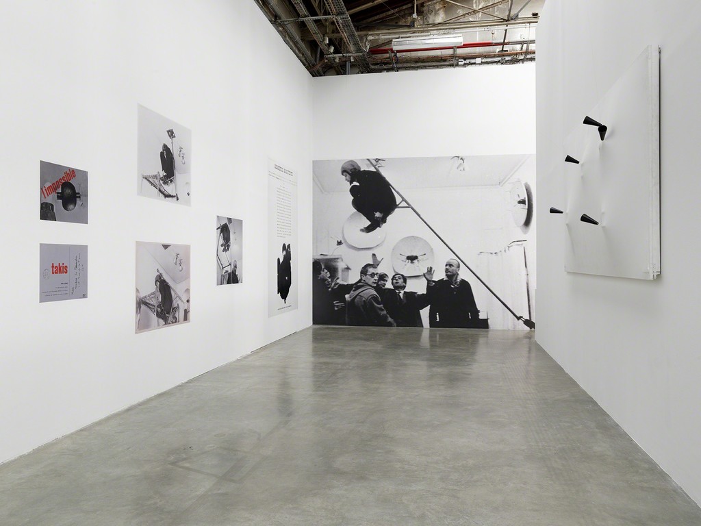 Exhibition view of "Takis, Magnetic fields", Palais de Tokyo, 2015. Photo : André Morin. ADAGP, Paris 2015. Exhibition view of "Takis, Magnetic fields", Palais de Tokyo, 2015. Photo : André Morin. ADAGP, Paris 2015.