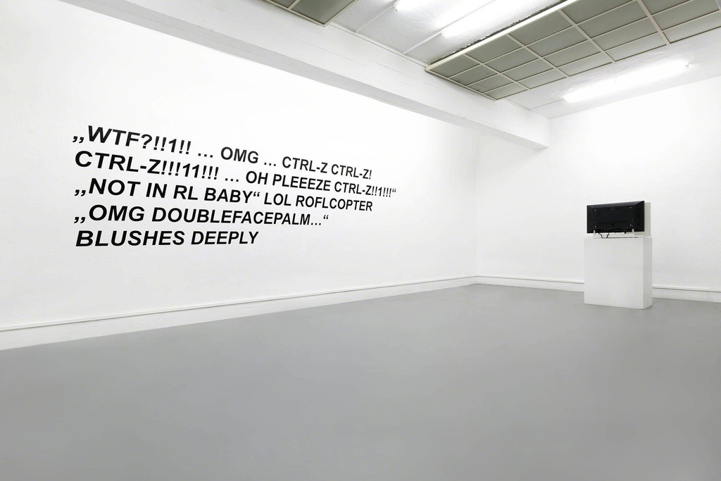 Florian Kuhlmann: 4Chan, Arial on whitewall, 2017
Kilian Kretschmer: Fingern, Videoinstallation, 2017 Florian Kuhlmann: 4Chan, Arial on whitewall, 2017
Kilian Kretschmer: Fingern, Videoinstallation, 2017
