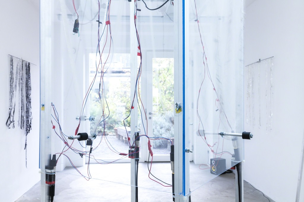 Jens Standke, exhibition view: „Transparent Tape Machine“, 2016, detail, Jens Standke | d.i.y.-audio band machine for transparent tape: laser, electronics, motor, aluminium, acrylic glas | image: ©dasesszimmer Jens Standke, exhibition view: „Transparent Tape Machine“, 2016, detail, Jens Standke | d.i.y.-audio band machine for transparent tape: laser, electronics, motor, aluminium, acrylic glas | image: ©dasesszimmer