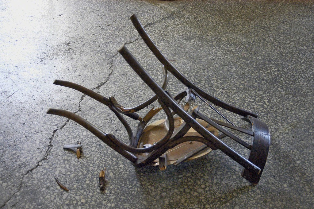 Dimitris Merantzas, In the throne room, 2015 Violently destroyed chair, fragments
100 x 50 x 65 cm Dimitris Merantzas, In the throne room, 2015 Violently destroyed chair, fragments
100 x 50 x 65 cm