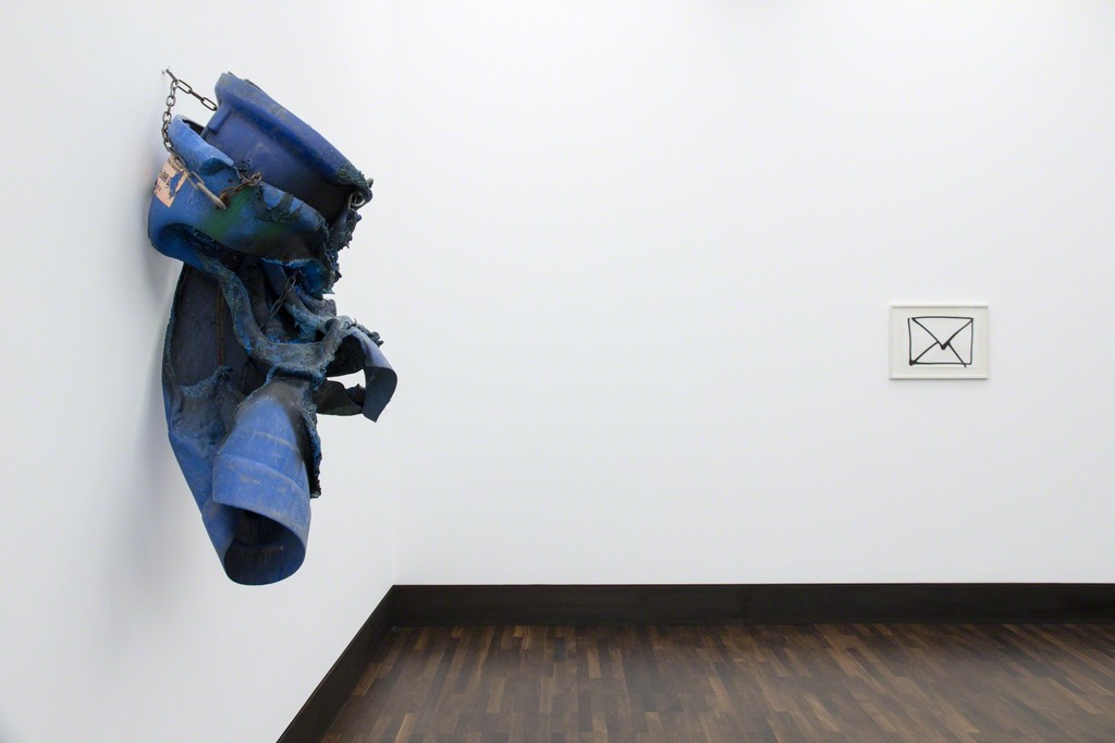 Max Frisinger, Falling Sleeves, (double blue), 2017, Felix Oehmann, Edtion "The Message", 2017 (background) Max Frisinger, Falling Sleeves, (double blue), 2017, Felix Oehmann, Edtion "The Message", 2017 (background)