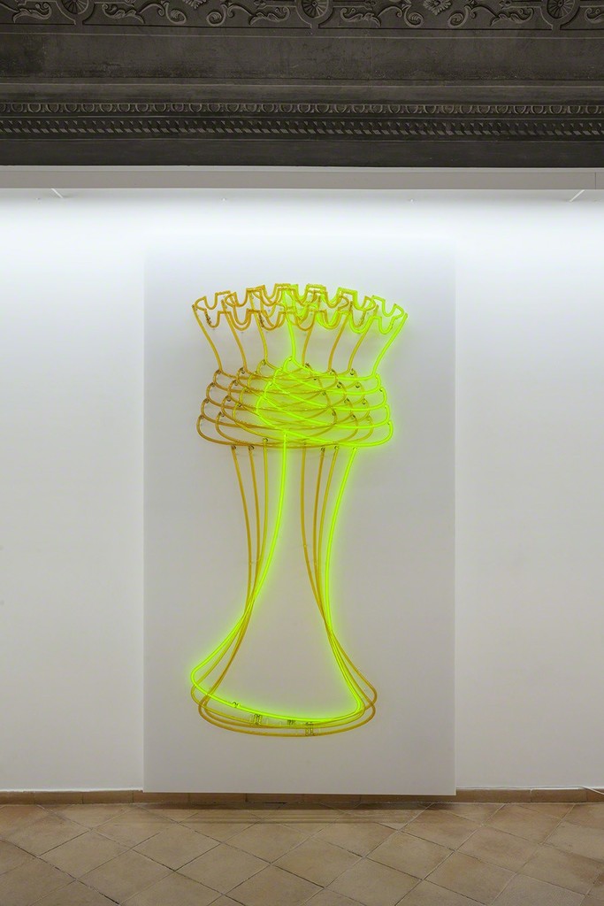 Bethan Huws, "Neon Queen", 2017
neon tubes, plexiglas, metal, transformers, cm 295 x 162,8 x 27 Bethan Huws, "Neon Queen", 2017
neon tubes, plexiglas, metal, transformers, cm 295 x 162,8 x 27