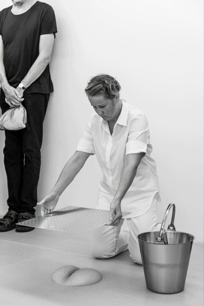 Kristina Matousch, Bake, 2018, performance and installation view Kristina Matousch, Bake, 2018, performance and installation view