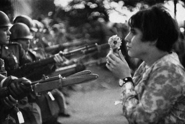 Marc Riboud La Jeune Fille A La Fleur Manifestation Contre La Guerre Du Vietnam 21 Octobre 1967 1967 Available For Sale Artsy