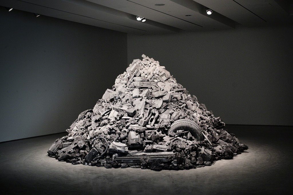 "Welcome to the Future", 2015
Volcanic ash, glacial rock dust, obsidian fragments, rose quartz fragments, steel fragments, pulverized glass, sand, crushed marble, hydrostone, metal. h. 670.6 × L. 670.6 × l. 457 cm | h. 22 ft × l. 22 ft × w. 179 15/16 in
© Photo courtesy of Contemporary Art Center, Cincinnati, Ohio. "Welcome to the Future", 2015
Volcanic ash, glacial rock dust, obsidian fragments, rose quartz fragments, steel fragments, pulverized glass, sand, crushed marble, hydrostone, metal. h. 670.6 × L. 670.6 × l. 457 cm | h. 22 ft × l. 22 ft × w. 179 15/16 in
© Photo courtesy of Contemporary Art Center, Cincinnati, Ohio.