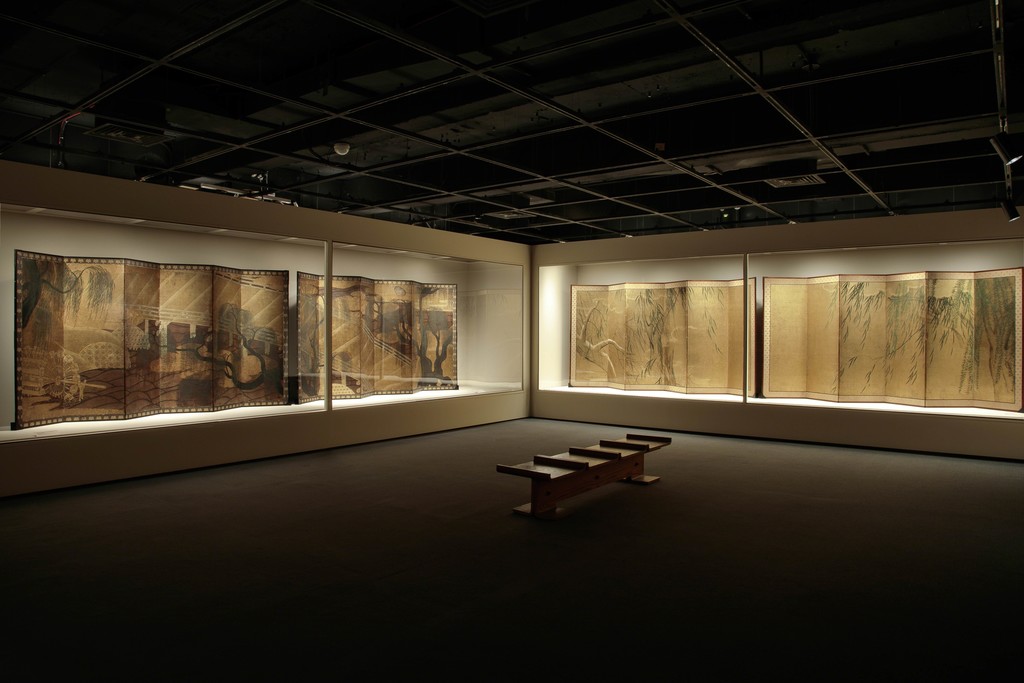 Installation view of Hasegawa School, Willow, Bridge, and Waterwheel, Momoyama period. Pair of six-panel folding screens; ink, color, and gold on paper. Jane and Raphael Bernstein, New Jersey. and Hasegawa Tōhaku, Willows in Four Seasons, Azuchi–Momoyama period. Pair of six-panel folding screen; ink, color, and gold on paper. London Gallery, Japan. © Richard Goodbody
Installation view of Hasegawa School, Willow, Bridge, and Waterwheel, Momoyama period. Pair of six-panel folding screens; ink, color, and gold on paper. Jane and Raphael Bernstein, New Jersey. and Hasegawa Tōhaku, Willows in Four Seasons, Azuchi–Momoyama period. Pair of six-panel folding screen; ink, color, and gold on paper. London Gallery, Japan. © Richard Goodbody
