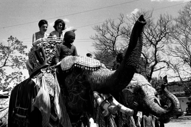 Benno Graziani, ‘ Jackie Kennedy and her sister Lee Radziwill are received during their official trip to India by the Jaipur Maradjah’, 1962, Photography, Archival pigment ink on baryta paper., Galerie XII