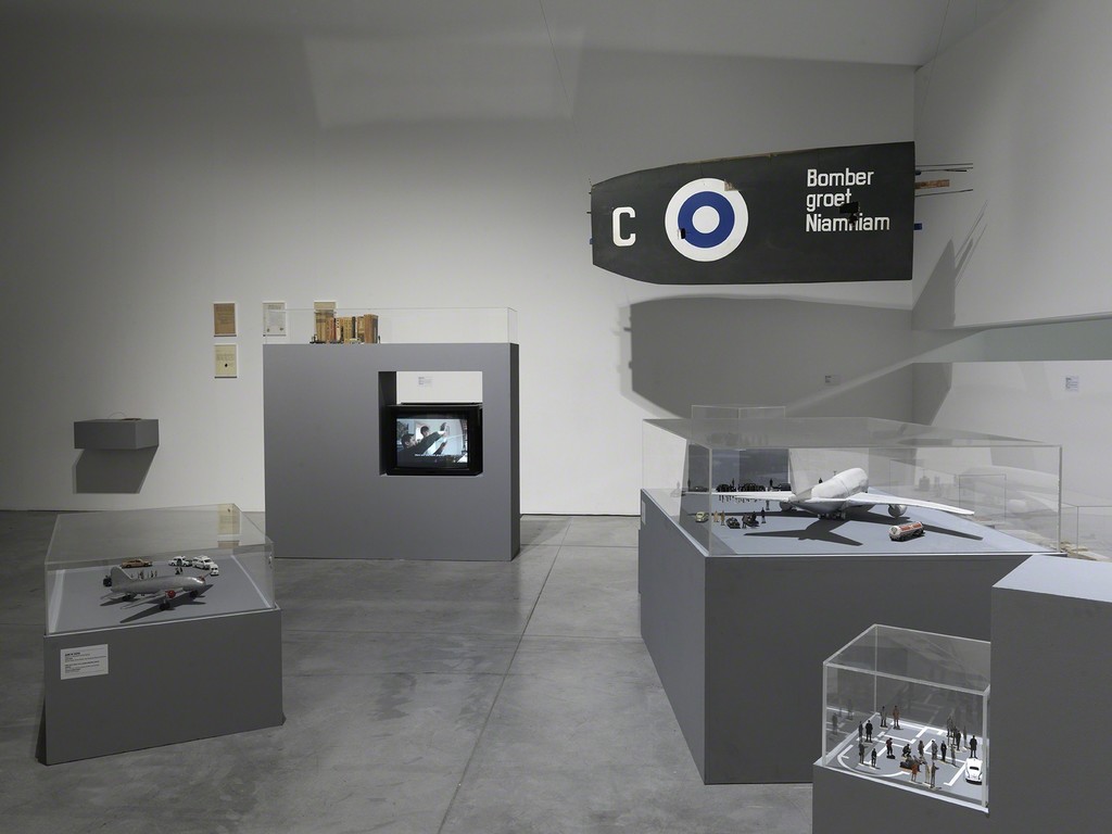 Exhibition view of "Le Bord des Mondes", Palais de Tokyo, 2015. Photo : André Morin. Exhibition view of "Le Bord des Mondes", Palais de Tokyo, 2015. Photo : André Morin.
