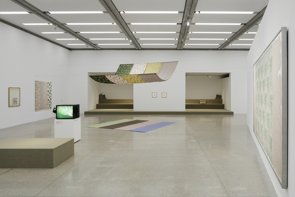 Ausstellungsansicht / Exhibition view
Pattern and Decoration. Ornament als Versprechen / Ornament as Promise,
mumok Museum moderner Kunst Stiftung Ludwig Wien,
23. Februar bis 8. September 2019 / February 23 to September 8, 2019
Tina Girouard, Walls Wallpaper III (1974), Maintenance III: „Sewing, Washing, Wringing, Rinsing and Folding Solomon’s Lot (1973), Air Space Stage I, II (1972/2019); Robert Zakanitch, Tea Party (1979)
Photo: Stephan Wyckoff
© mumok Ausstellungsansicht / Exhibition view
Pattern and Decoration. Ornament als Versprechen / Ornament as Promise,
mumok Museum moderner Kunst Stiftung Ludwig Wien,
23. Februar bis 8. September 2019 / February 23 to September 8, 2019
Tina Girouard, Walls Wallpaper III (1974), Maintenance III: „Sewing, Washing, Wringing, Rinsing and Folding Solomon’s Lot (1973), Air Space Stage I, II (1972/2019); Robert Zakanitch, Tea Party (1979)
Photo: Stephan Wyckoff
© mumok