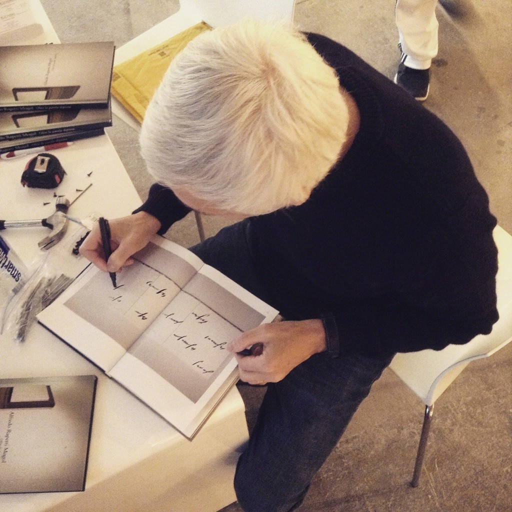 Alfredo Rapetti Mogol signs books. Alfredo Rapetti Mogol signs books.