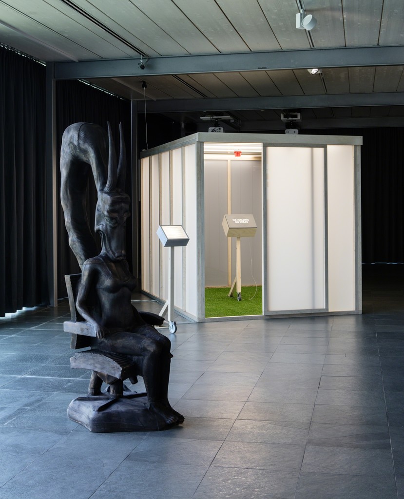 Installation view: Work it, feel it!, Kunsthalle Wien 2017, Photo: Stephan Wyckoff: Sidsel Meineche Hansen, ONEself, 2015, Courtesy the artist and Rodeo Gallery, London; Visible Solutions, Clarity, 2010, Courtesy the artists Installation view: Work it, feel it!, Kunsthalle Wien 2017, Photo: Stephan Wyckoff: Sidsel Meineche Hansen, ONEself, 2015, Courtesy the artist and Rodeo Gallery, London; Visible Solutions, Clarity, 2010, Courtesy the artists