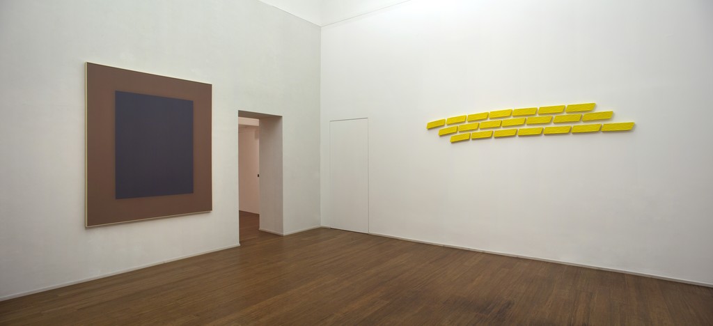 Erbern - Pinelli - Viallat: La pittura in sé - The painting itself – ABC-ARTE Contemporary art Gallery – 2015
Ulrich Erbern, Luce nella luce, 2009, 185 x 150 cm - 72 7/8 x 59 1/8 in, acrilico su tela
Pino Pinelli, Pittura G 21 elementi, 2007, 9 x 33 cm - 3 1/2 x 13 in, tecnica mista
http://www.abc-arte.com Erbern - Pinelli - Viallat: La pittura in sé - The painting itself – ABC-ARTE Contemporary art Gallery – 2015
Ulrich Erbern, Luce nella luce, 2009, 185 x 150 cm - 72 7/8 x 59 1/8 in, acrilico su tela
Pino Pinelli, Pittura G 21 elementi, 2007, 9 x 33 cm - 3 1/2 x 13 in, tecnica mista
http://www.abc-arte.com
