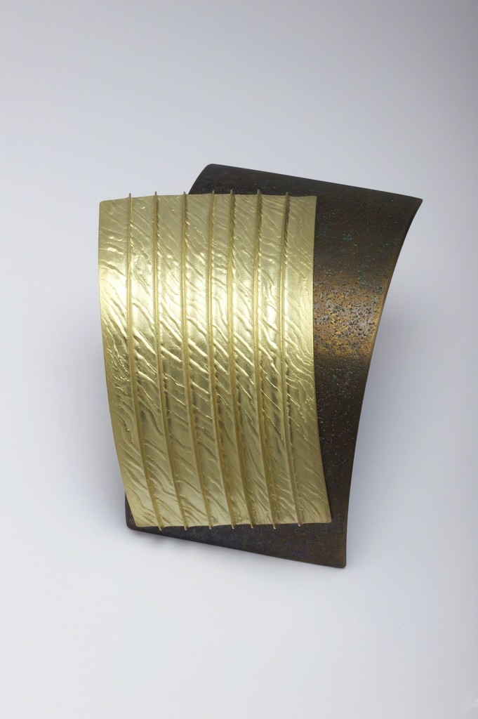Jacqueline Mina OBE Brooch Textured and pleated 18ct gold with patinated titanium
H62 x W 50 x D 22m £3,900 Jacqueline Mina OBE Brooch Textured and pleated 18ct gold with patinated titanium
H62 x W 50 x D 22m £3,900