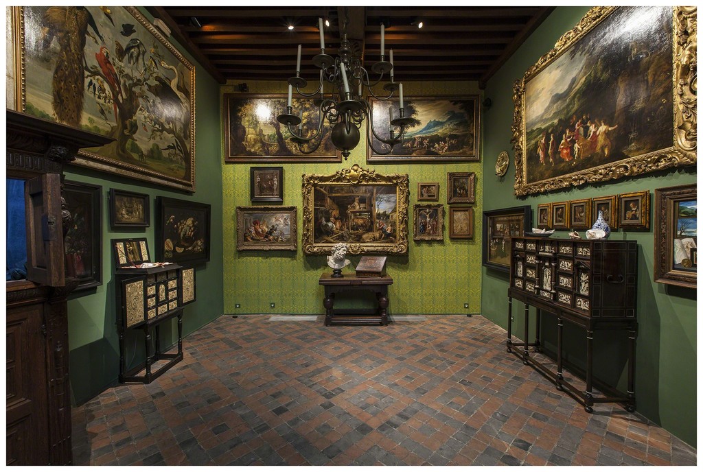Installation view of "The Golden Cabinet. Royal Museum at the Rockox House" (2015) © Jesse Williams Installation view of "The Golden Cabinet. Royal Museum at the Rockox House" (2015) © Jesse Williams