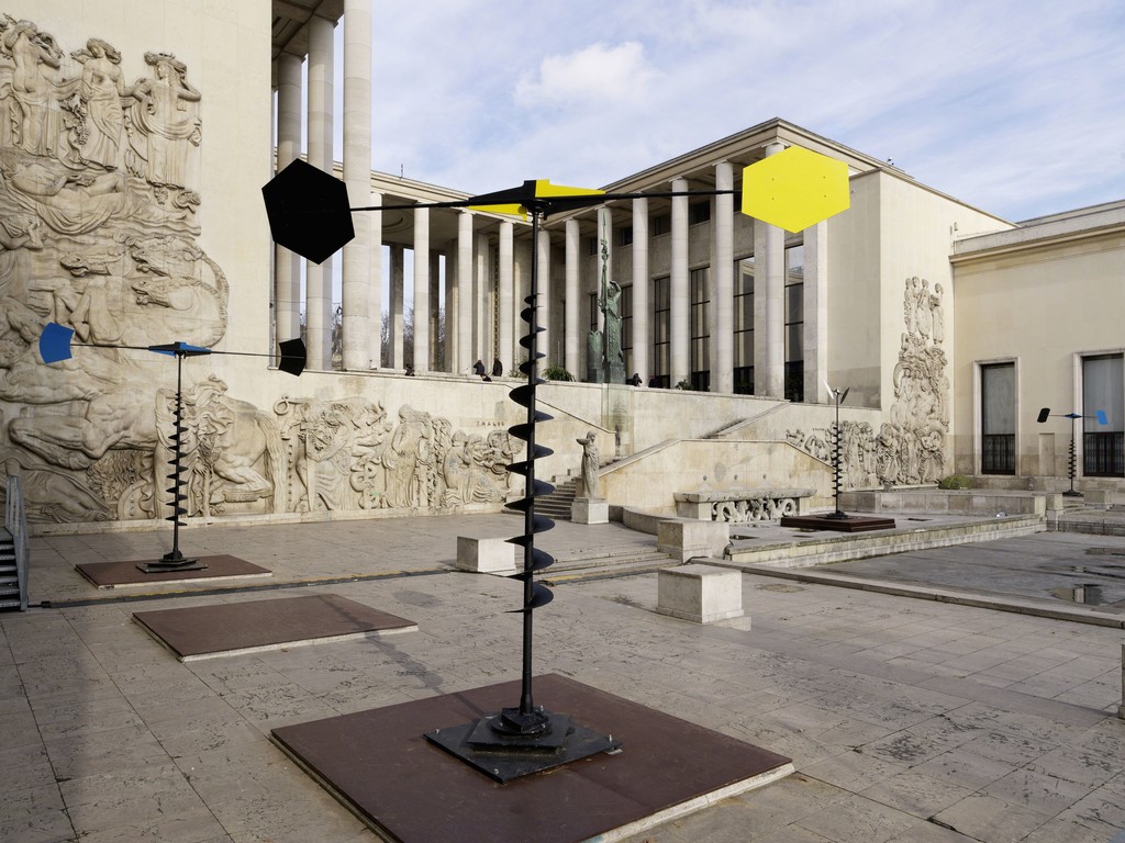 Exhibition view of "Takis, Magnetic fields", Palais de Tokyo, 2015. Photo : André Morin. ADAGP, Paris 2015. Exhibition view of "Takis, Magnetic fields", Palais de Tokyo, 2015. Photo : André Morin. ADAGP, Paris 2015.