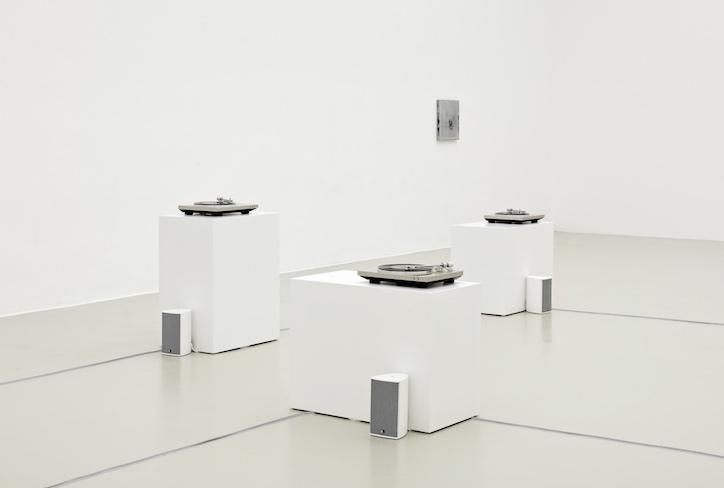Susan Philipsz installation view Kunstverein Hannover, 2016 photo: Raimund Zakowski Courtesy Galerie Isabella Bortolozzi, Berlin and Tanya Bonakdar Gallery, New York Susan Philipsz installation view Kunstverein Hannover, 2016 photo: Raimund Zakowski Courtesy Galerie Isabella Bortolozzi, Berlin and Tanya Bonakdar Gallery, New York