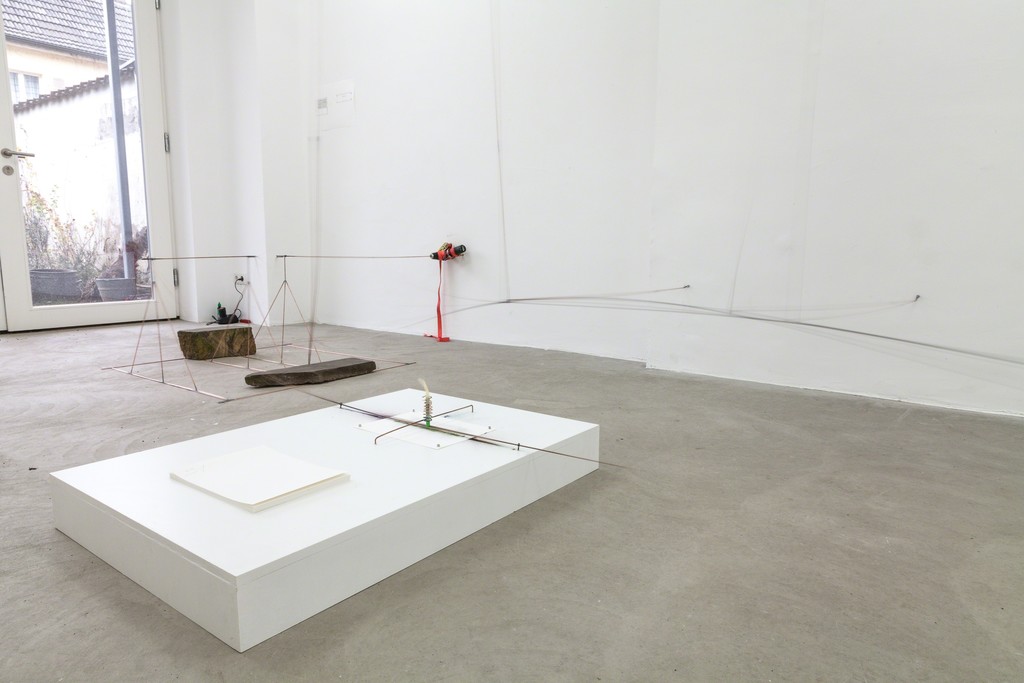 Andreas Marti, "I + II", 2014, Installation, wire, colour, electric screwdriver, chalk, paper | image: ©dasesszimmer Andreas Marti, "I + II", 2014, Installation, wire, colour, electric screwdriver, chalk, paper | image: ©dasesszimmer
