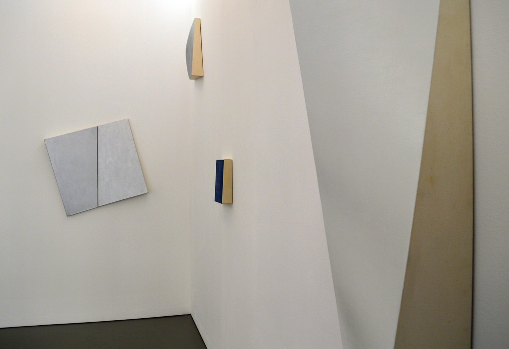View into the exhibition with his 'Shaped Canvases'; photo: Dirk Rathke View into the exhibition with his 'Shaped Canvases'; photo: Dirk Rathke