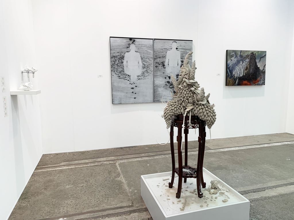 MAY SPACE at Booth G09, Installation 3 - 13-15th September, 2019 featuring:
Ruth Ju-Shih Li, ephemeral time-based installation, raw clay and timber stand, water.
Robert Boynes, 'Non and Anon', 2019, acrylic on canvas, painted timber - diptych.
James Guppy, 'Beneath the Embers', 2019, acrylic on polycotton.
MAY SPACE at Booth G09, Installation 3 - 13-15th September, 2019 featuring:
Ruth Ju-Shih Li, ephemeral time-based installation, raw clay and timber stand, water.
Robert Boynes, 'Non and Anon', 2019, acrylic on canvas, painted timber - diptych.
James Guppy, 'Beneath the Embers', 2019, acrylic on polycotton.