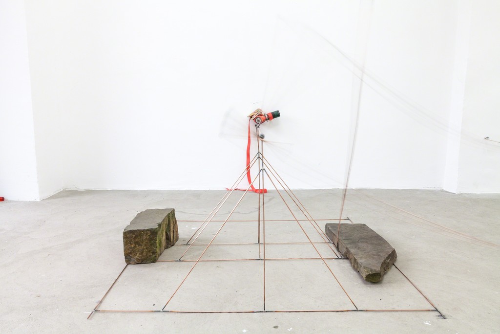 Andreas Marti, "I + II", 2014, Installation, wire, colour, electric screwdriver, chalk, paper | image: ©dasesszimmer Andreas Marti, "I + II", 2014, Installation, wire, colour, electric screwdriver, chalk, paper | image: ©dasesszimmer