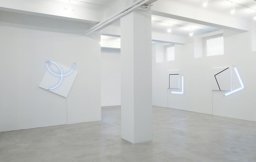 (from left to right)
La fuite enchantée des Beaux-Arts n° 6, 2014 / Acrilico su tela e neon blu, 134x134 cm /
Carrément bricolé n°3, 2013 /
Acrilico su tela e neon bianco, 124x124 cm /
Carrément bricolé n°4, 2013 /
Acrilico su tela e neon bianco, 134x152 cm /
Partial view of the exhibition / A arte Invernizzi, Milano /
Courtesy A arte Invernizzi, Milano / Foto Bruno Bani, Milano (from left to right)
La fuite enchantée des Beaux-Arts n° 6, 2014 / Acrilico su tela e neon blu, 134x134 cm /
Carrément bricolé n°3, 2013 /
Acrilico su tela e neon bianco, 124x124 cm /
Carrément bricolé n°4, 2013 /
Acrilico su tela e neon bianco, 134x152 cm /
Partial view of the exhibition / A arte Invernizzi, Milano /
Courtesy A arte Invernizzi, Milano / Foto Bruno Bani, Milano