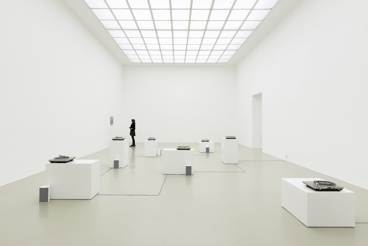 Susan Philipsz installation view Kunstverein Hannover, 2016 photo: Raimund Zakowski Courtesy Galerie Isabella Bortolozzi, Berlin and Tanya Bonakdar Gallery, New York Susan Philipsz installation view Kunstverein Hannover, 2016 photo: Raimund Zakowski Courtesy Galerie Isabella Bortolozzi, Berlin and Tanya Bonakdar Gallery, New York