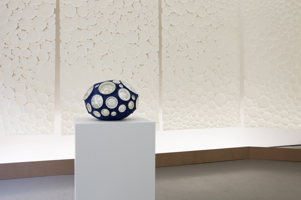 Installation shot of the exhibition with 'Lumière' and 'Bright Cells-2018-VIII'; photo: Lukas Heibges Installation shot of the exhibition with 'Lumière' and 'Bright Cells-2018-VIII'; photo: Lukas Heibges