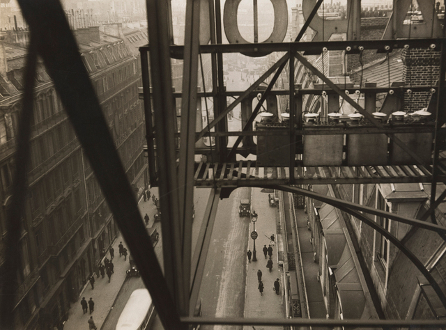 Germaine Krull, ‘Rue Auber à Paris’, ca. 1928, Jeu de Paume