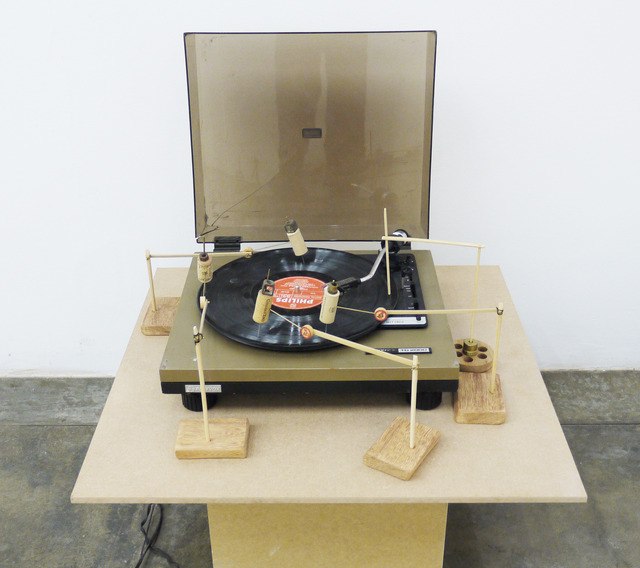 O Grivo, ‘Radiola # 04’, 2009, Installation, Radiogramophone, vinyl record, wood, wire and cotton line, Galeria Nara Roesler