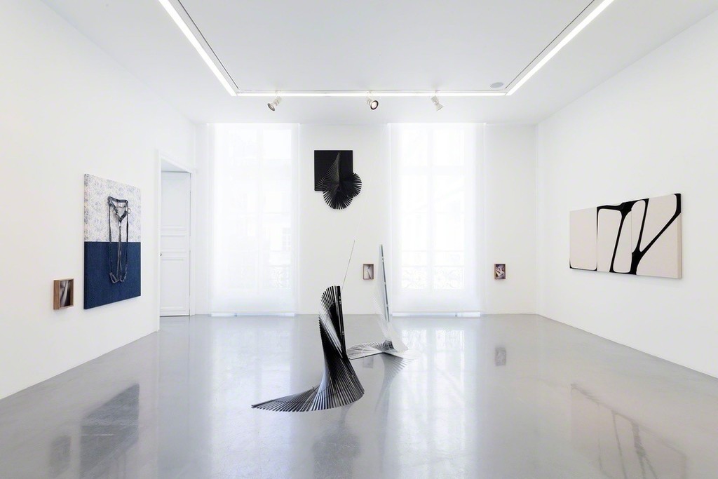 Jorge Mendez Blake from left to right "Black Lighthouse II" 2016 / Bois, methacrylate, maquette, résine, verre noir / Wood, methacrylate, model, resin, black glass / 55 x 55 x 35 cm / 21 5/8 x 21 5/8 x 13 3/4 in / Unique
"Una biblioteca de literatura inglesa I" / "A Library of English literature I" 2016 / Impression sur papier de coton / Ink jet on cotton paper / 160 x 220 cm (Chaque pièce : 40 x 27,5 cm) / 63 x 86 5/8 in (Each piece : 15 3/4 x 10 13/16 in ) / Unique
"Sans titre" / "Untitled Jorge Mendez Blake from left to right "Black Lighthouse II" 2016 / Bois, methacrylate, maquette, résine, verre noir / Wood, methacrylate, model, resin, black glass / 55 x 55 x 35 cm / 21 5/8 x 21 5/8 x 13 3/4 in / Unique
"Una biblioteca de literatura inglesa I" / "A Library of English literature I" 2016 / Impression sur papier de coton / Ink jet on cotton paper / 160 x 220 cm (Chaque pièce : 40 x 27,5 cm) / 63 x 86 5/8 in (Each piece : 15 3/4 x 10 13/16 in ) / Unique
"Sans titre" / "Untitled