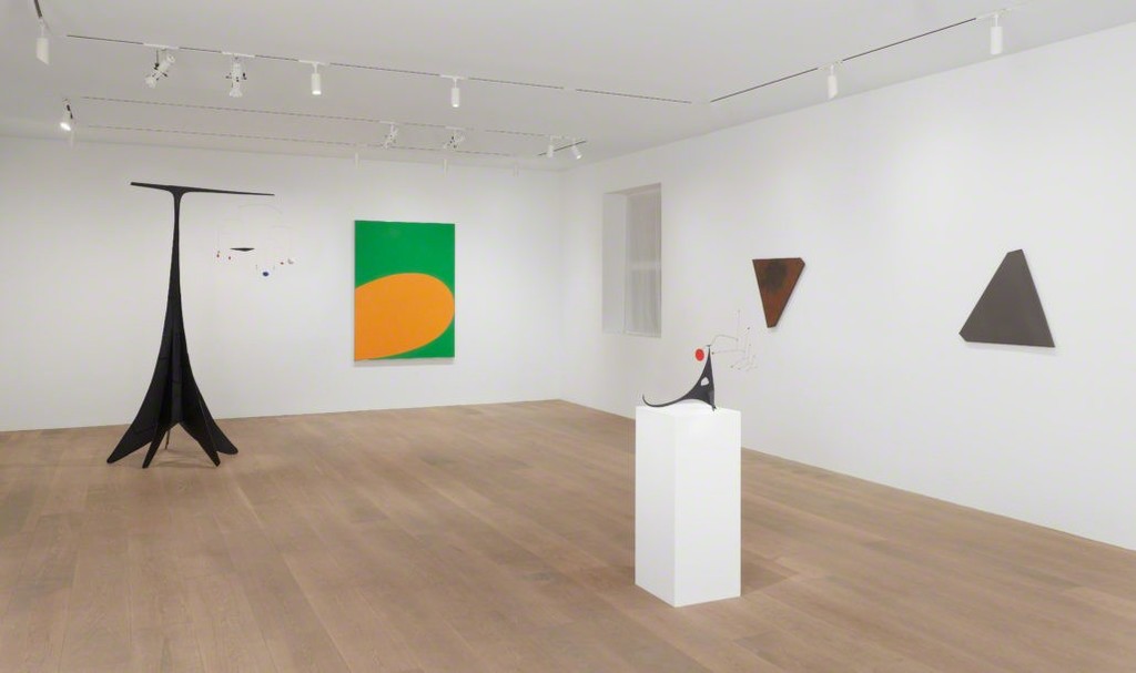 Installation view, Calder / Kelly. Photo: Tom Powel Imaging. All Alexander Calder artworks © 2018 Calder Foundation, New York / Artists Rights Society (ARS), New York. Courtesy Calder Foundation, New York. All Ellsworth Kelly artworks © Ellsworth Kelly Foundation. Courtesy Ellsworth Kelly Studio. Installation view, Calder / Kelly. Photo: Tom Powel Imaging. All Alexander Calder artworks © 2018 Calder Foundation, New York / Artists Rights Society (ARS), New York. Courtesy Calder Foundation, New York. All Ellsworth Kelly artworks © Ellsworth Kelly Foundation. Courtesy Ellsworth Kelly Studio.