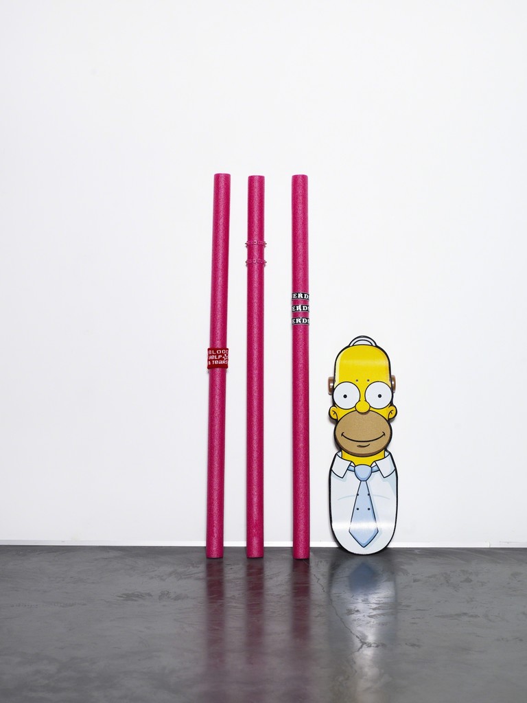 Cory Arcangel, D’oooh, 2014 / Foam pool noodles, armbands, Santa Cruz skateboard. 140 cm (high), width variable, depth variable © the artist; Courtesy, Lisson Gallery, London
Cory Arcangel, D’oooh, 2014 / Foam pool noodles, armbands, Santa Cruz skateboard. 140 cm (high), width variable, depth variable © the artist; Courtesy, Lisson Gallery, London