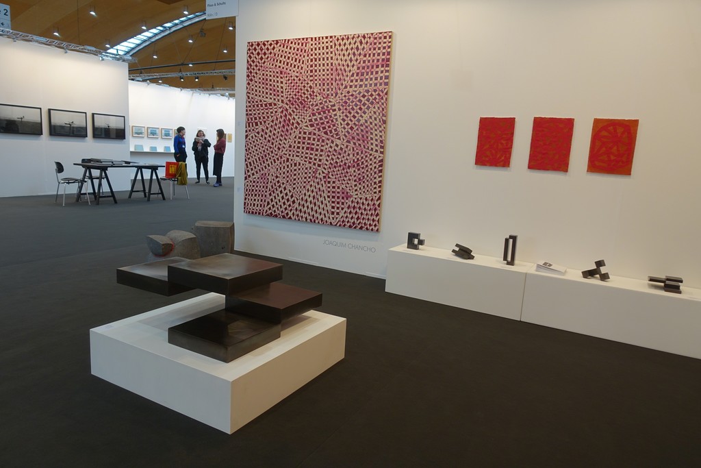 Stephan Siebers' sculpture CUBE IN FIVE PIECES in front of a series of his small sculptures, a painting of Joaquim Chancho and paper works of Ivo Ringe Stephan Siebers' sculpture CUBE IN FIVE PIECES in front of a series of his small sculptures, a painting of Joaquim Chancho and paper works of Ivo Ringe