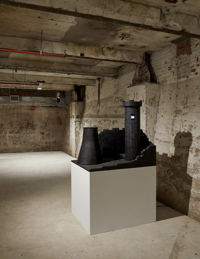 Tony Oursler, Psychomimetiscape II, 1987, installation view. Mixed media, acrylic paint, wood, glass, resin, two-channel video with sound. 38 x 33.25 x 40 inches (96.5 x 84.5 x 101.6 cm). Courtesy the artist; Lehmann Maupin, New York and Hong Kong; and Lisson Gallery, London and New York. Photo: Kyle Knodell
Tony Oursler, Psychomimetiscape II, 1987, installation view. Mixed media, acrylic paint, wood, glass, resin, two-channel video with sound. 38 x 33.25 x 40 inches (96.5 x 84.5 x 101.6 cm). Courtesy the artist; Lehmann Maupin, New York and Hong Kong; and Lisson Gallery, London and New York. Photo: Kyle Knodell