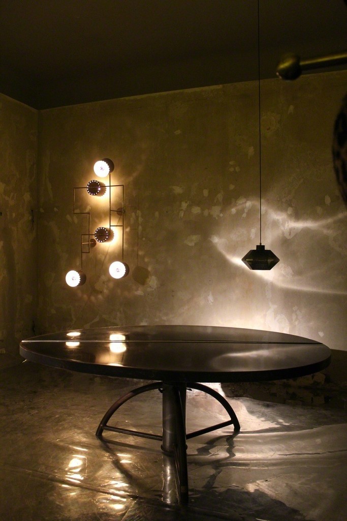The organic "Ovum Aureum" table expressing the artists expermentation with alchemy is adorned thanks to the juxtaposition of two very geometric lamps The organic "Ovum Aureum" table expressing the artists expermentation with alchemy is adorned thanks to the juxtaposition of two very geometric lamps