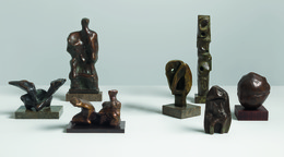 From left to right: Emperors’ Heads, 1961; Maquette for Reclining Figure: Cloak , 1966; Upright
Motive D, 1968; Doll Head, 1967 and Column, 1973. Photo: Mike Bruce. Courtesy Gagosian Gallery. Reproduced by permission of The Henry Moore
Foundation. From left to right: Emperors’ Heads, 1961; Maquette for Reclining Figure: Cloak , 1966; Upright
Motive D, 1968; Doll Head, 1967 and Column, 1973. Photo: Mike Bruce. Courtesy Gagosian Gallery. Reproduced by permission of The Henry Moore
Foundation.
