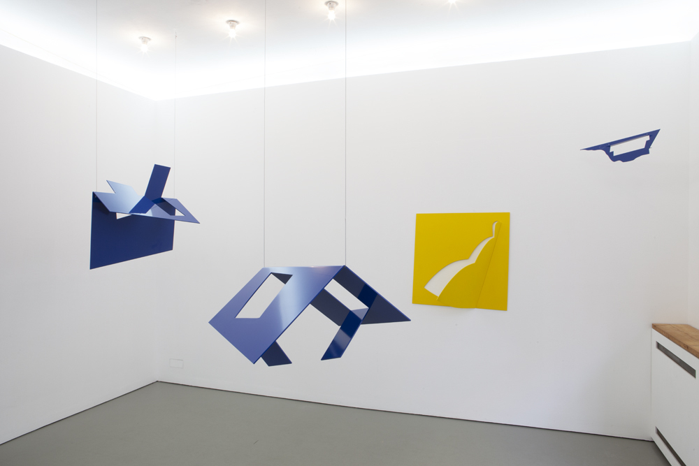 Left: 'Dach / Roof' from 2017, front: 'Haus / House' (2017), yellow wall sculpture: 'Derwisch / Dervish' from 1988 and right: 'Blauer Vogel / Blue Bird (1:2) from 2015; Photo: Lukas Heibges Left: 'Dach / Roof' from 2017, front: 'Haus / House' (2017), yellow wall sculpture: 'Derwisch / Dervish' from 1988 and right: 'Blauer Vogel / Blue Bird (1:2) from 2015; Photo: Lukas Heibges