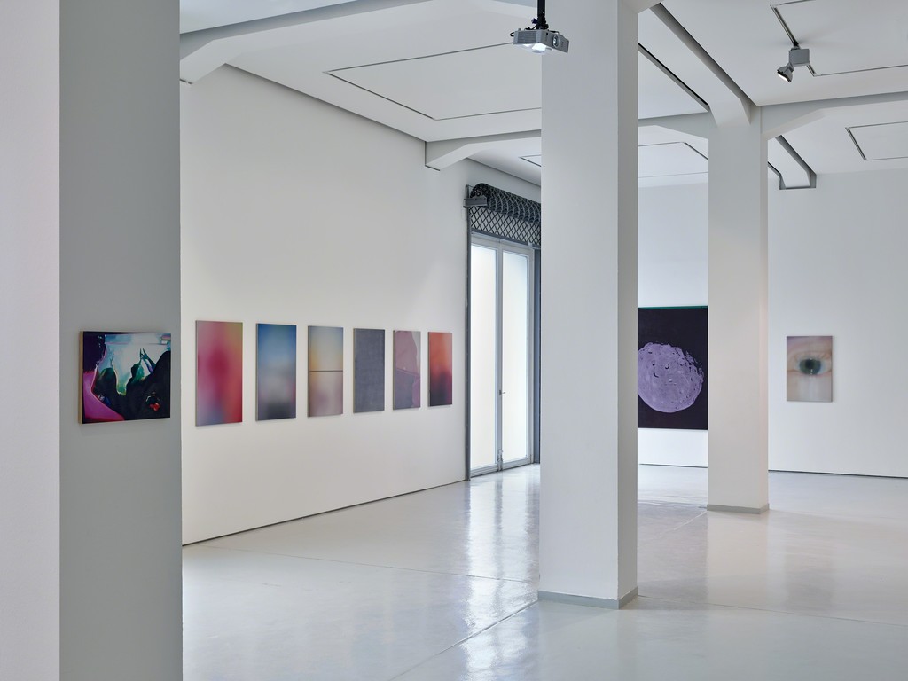Corinne Wasmuht, Eberhard Havekost
Ausstellungsansicht / installation view Catching the Light, KAI 10 | Arthena Foundation
Foto: Achim Kukulies, Düsseldorf
Courtesy Galerie Gebrüder Lehmann & Kunsthaus NRW Kornelimünster Corinne Wasmuht, Eberhard Havekost
Ausstellungsansicht / installation view Catching the Light, KAI 10 | Arthena Foundation
Foto: Achim Kukulies, Düsseldorf
Courtesy Galerie Gebrüder Lehmann & Kunsthaus NRW Kornelimünster