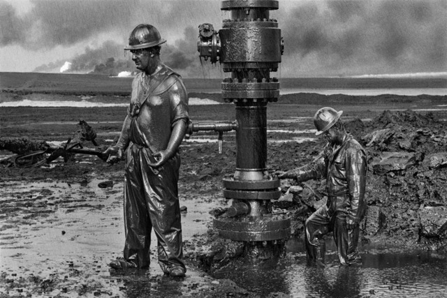 Sebastião Salgado, ‘Workers install the new wellhead to enable the injection of a chemical mud to „kill the old well.“, Oil wells, Greater Burhan, Kuwait’, 1991, Photography, Silver gelatin print, Galerie Bene Taschen