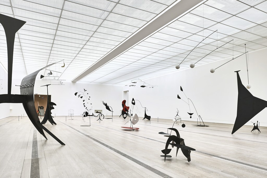 Installation view, "Alexander Calder & Fischli/Weiss," Fondation Beyeler, Riehen/Basel, Switzerland, 2016. Photo: Mark Niedermann Installation view, "Alexander Calder & Fischli/Weiss," Fondation Beyeler, Riehen/Basel, Switzerland, 2016. Photo: Mark Niedermann